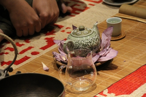 Tea Master Nguyễn Việt Hùng Making Green Snow Shan Tea in Lotus Flower